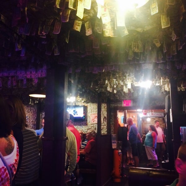 5/16/2015에 Suzanne C.님이 Shuckums Oyster Pub &amp; Grill에서 찍은 사진