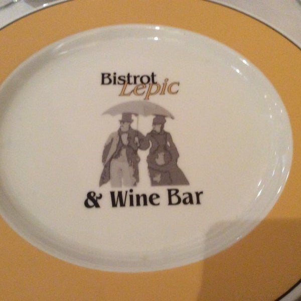 Foto tirada no(a) Bistrot Lepic &amp; Wine Bar por David G. em 9/28/2014