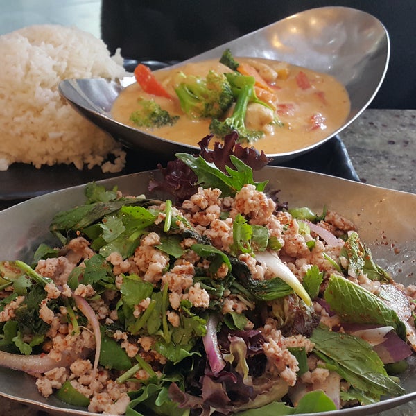 Photo taken at Ghin Khao Thai Food by น้ำแข็ง น. on 10/31/2016