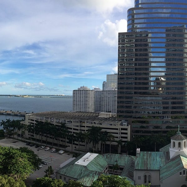 Foto scattata a Viceroy Miami Hotel Pool da Anu G. il 9/4/2014