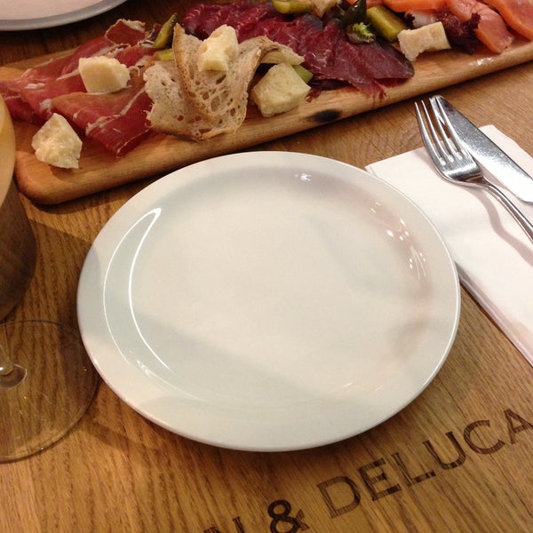 รูปภาพถ่ายที่ Dean &amp; Deluca โดย Betsy เมื่อ 4/27/2013