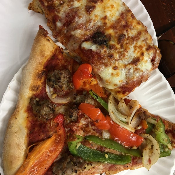 6/14/2017 tarihinde Laurence V.ziyaretçi tarafından Famous Ben&#39;s Pizza of SoHo'de çekilen fotoğraf