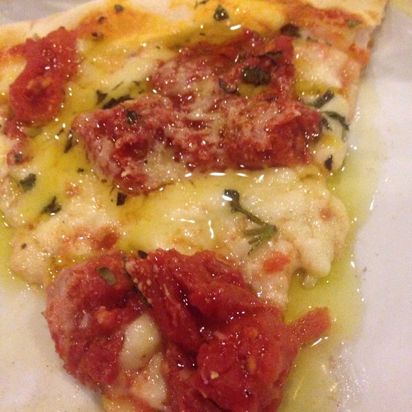 5/8/2015にMaraisa S.がCristal Pizza Barで撮った写真