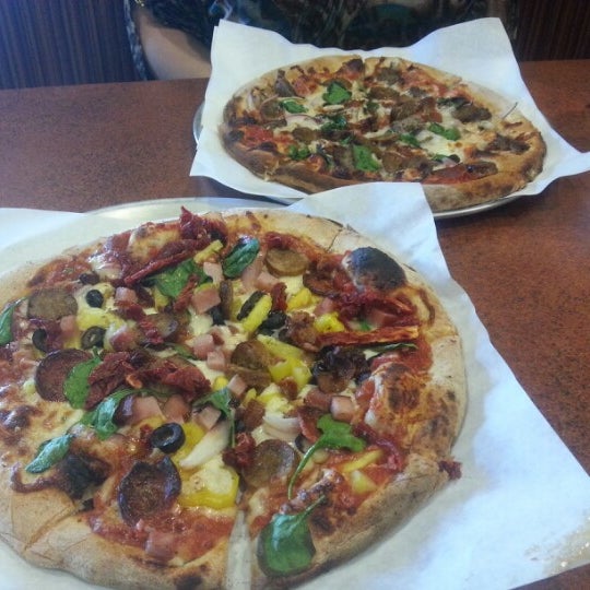 Снимок сделан в Custom Built Pizza пользователем @RainbowSteph B. 2/8/2013