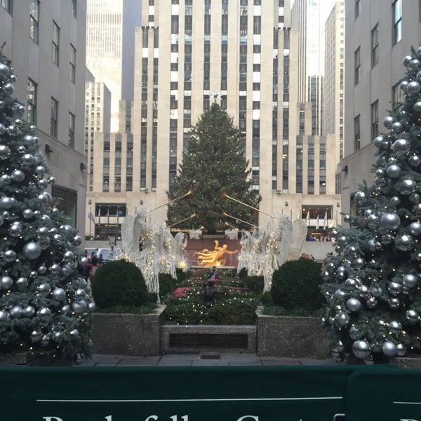 รูปภาพถ่ายที่ Rockefeller Center โดย Kelly W. เมื่อ 12/12/2015