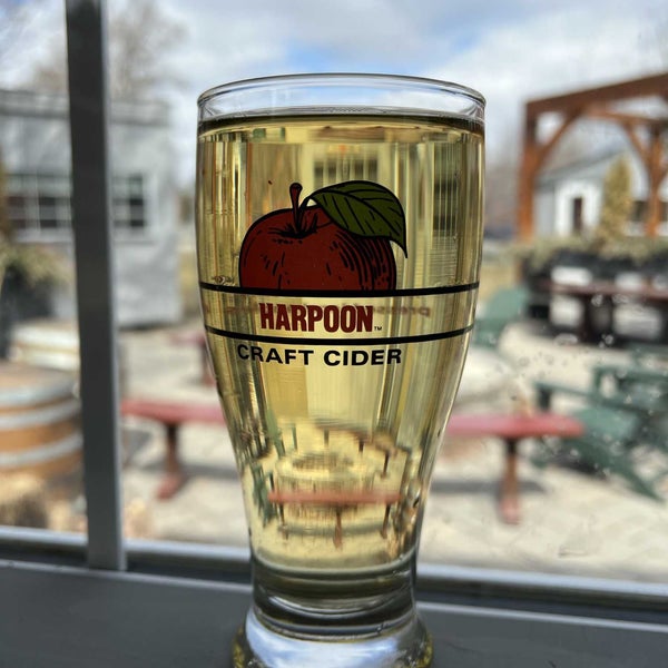 3/29/2022 tarihinde Kelly A.ziyaretçi tarafından Harpoon Brewery &amp; Riverbend Taps'de çekilen fotoğraf