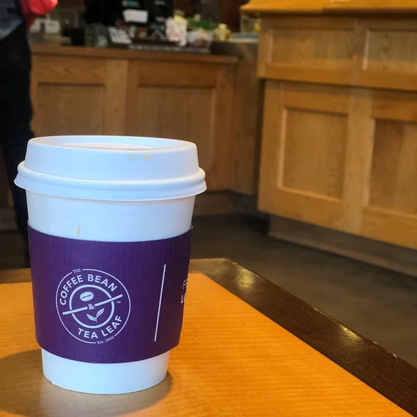 Photo taken at The Coffee Bean &amp; Tea Leaf by Jürgen on 10/18/2019