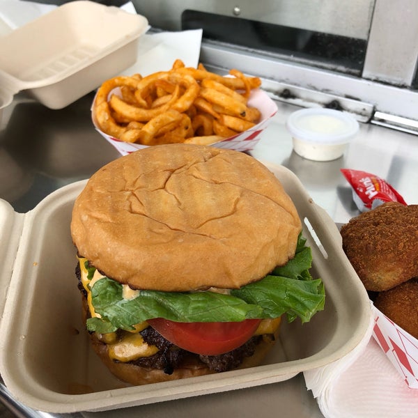 Das Foto wurde bei Beep&#39;s Burgers von Beau M. am 5/26/2019 aufgenommen