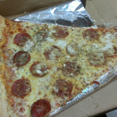 Foto tomada en Jumbo Slice Pizza  por Jamal U. el 1/4/2013
