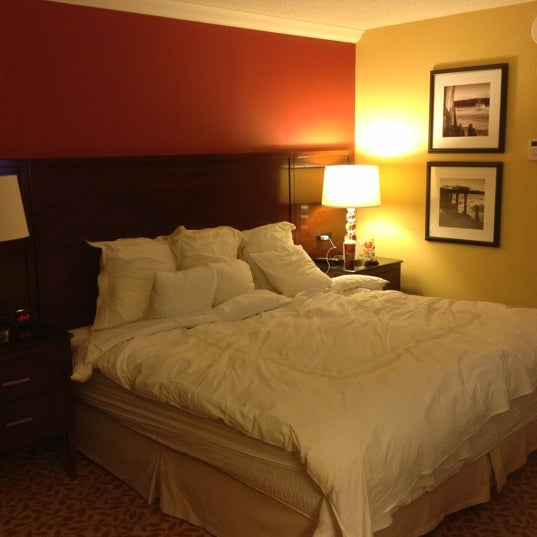 Foto diambil di Halifax Marriott Harbourfront Hotel oleh Allain L. pada 11/28/2012
