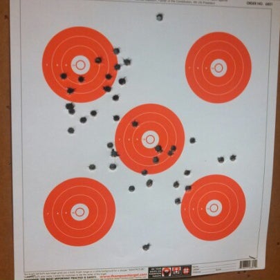 รูปภาพถ่ายที่ Colonial Shooting Academy โดย Curtis L. เมื่อ 12/17/2012