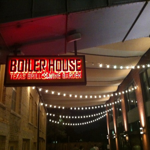 รูปภาพถ่ายที่ Boiler House Texas Grill &amp; Wine Garden โดย John T. เมื่อ 8/11/2013