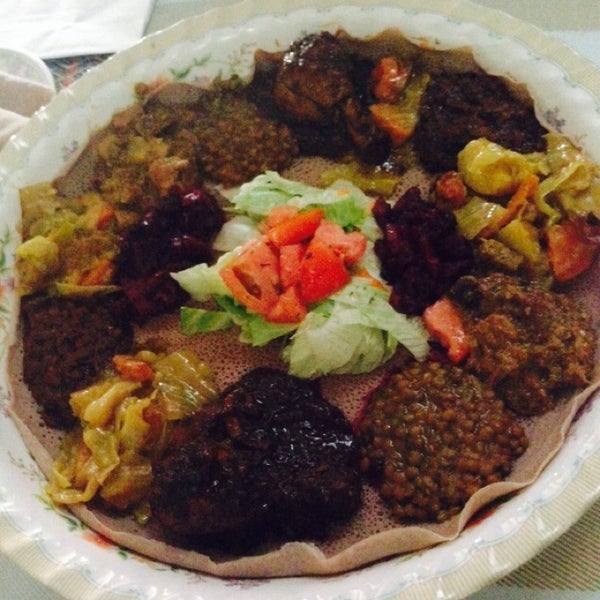 Снимок сделан в Lalibela Restaurant пользователем Dylan K. 9/19/2014