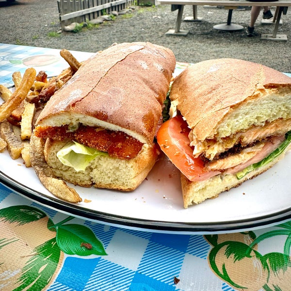 Das Foto wurde bei Phoenicia Diner von Chelle . am 6/19/2023 aufgenommen