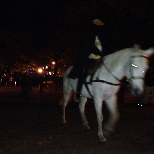 รูปภาพถ่ายที่ Horseman&#39;s Hollow (at Philipsburg Manor) โดย Chelle . เมื่อ 10/27/2013