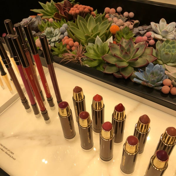 Photo taken at Hourglass Cosmetics SoHo by Chelle . on 4/14/2018