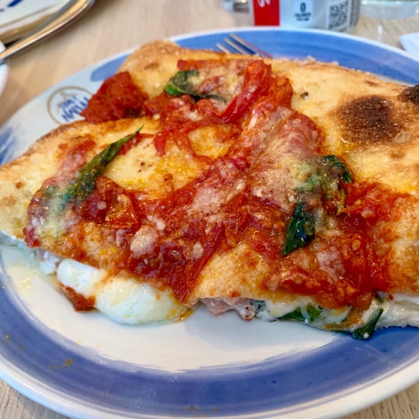 Foto diambil di Song&#39; e Napule Pizzeria oleh Chelle . pada 8/11/2019