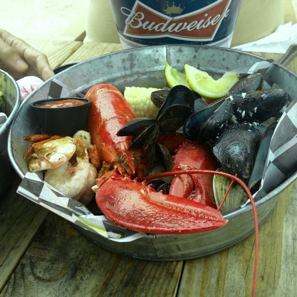 รูปภาพถ่ายที่ Bum Rogers Crab House &amp; Tavern โดย Chelle . เมื่อ 7/26/2014