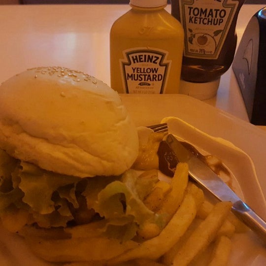 Photo taken at Cheff&#39;s Burger by Vitor D. on 7/2/2015