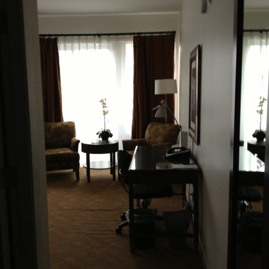 Das Foto wurde bei Metterra Hotel on Whyte von Kat R. am 10/11/2012 aufgenommen
