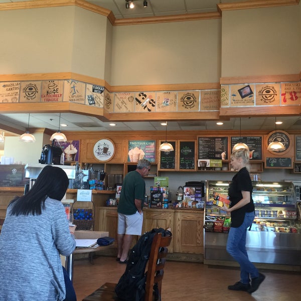 Photo taken at The Coffee Bean &amp; Tea Leaf by Peter K. on 8/30/2015