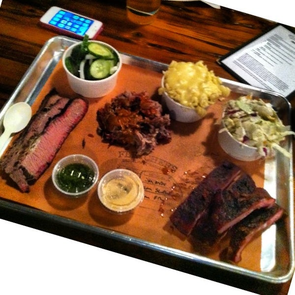 รูปภาพถ่ายที่ Fletcher&#39;s Brooklyn Barbecue โดย Ben R. เมื่อ 3/30/2013