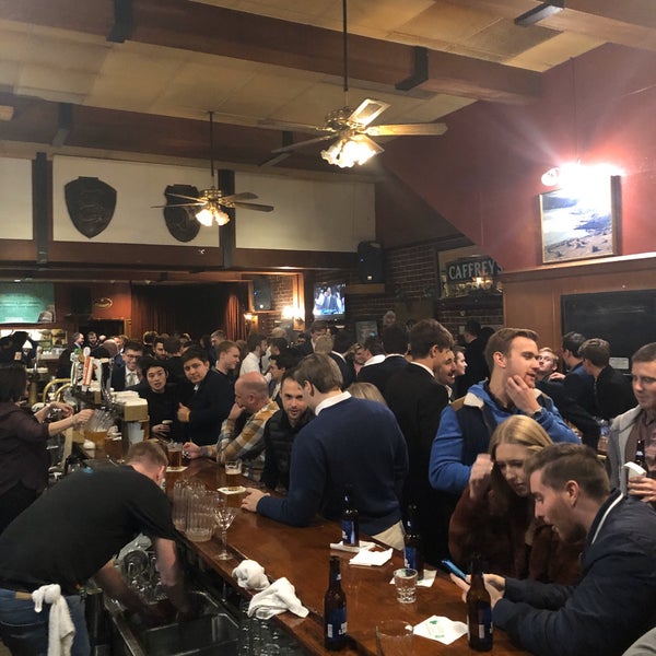 Foto diambil di Harrington&#39;s Bar &amp; Grill oleh Sean M. pada 11/23/2019