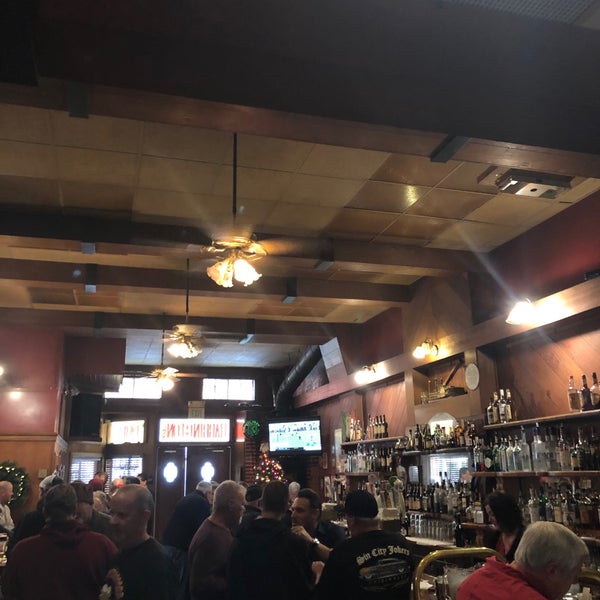 Foto diambil di Harrington&#39;s Bar &amp; Grill oleh Sean M. pada 12/20/2019