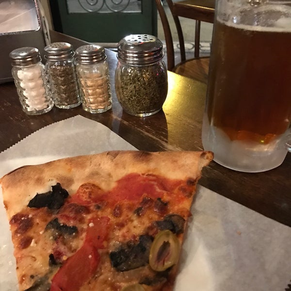 Снимок сделан в Rosco&#39;s Pizza пользователем Emily Y. 3/25/2017