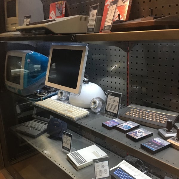 รูปภาพถ่ายที่ Helsinki Computer &amp; Game Console Museum โดย Sergey K. เมื่อ 9/13/2017