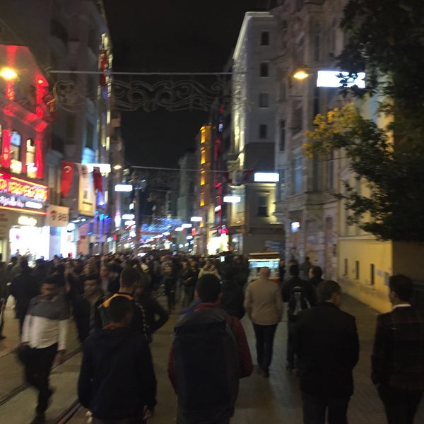 Das Foto wurde bei İstiklal Caddesi von Zekeriya am 10/30/2015 aufgenommen