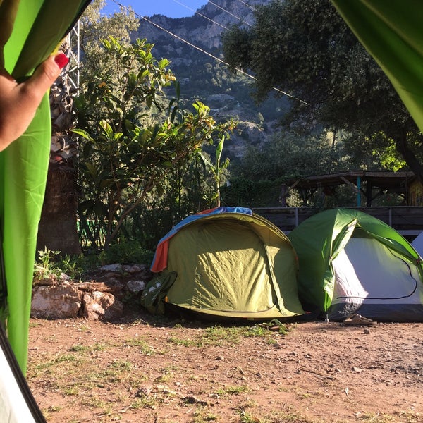 Палатка ночью гарем. Ананда глэмпинг. Camp valley палатки. Кемпинг baltic parking. Йосемити кемпинг.