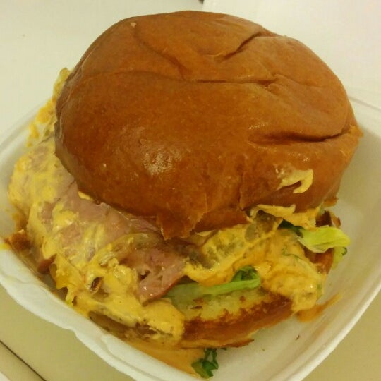 Foto scattata a Smokey Burger Organic da Alam R. il 8/9/2014