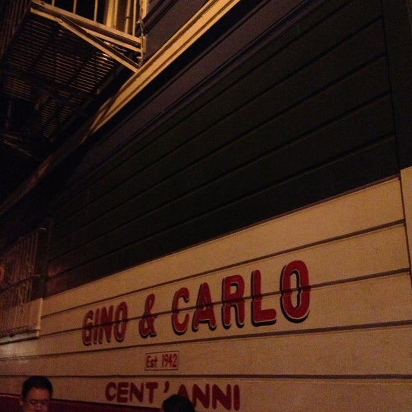 3/2/2013 tarihinde Jeff A.ziyaretçi tarafından Gino &amp; Carlo Cocktail Lounge'de çekilen fotoğraf