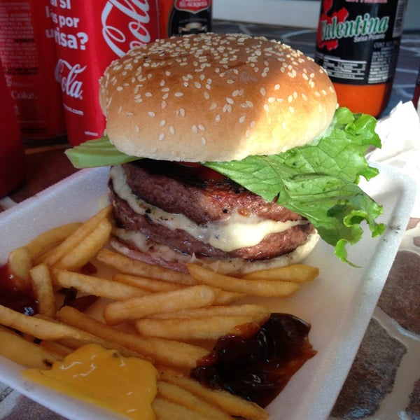 Foto scattata a Pepe&#39;s burger snacks     Cuando usted la prueba lo comprueba, La mejor! da Iván D. il 7/12/2013