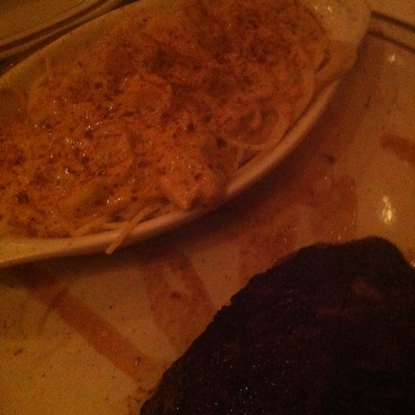 3/10/2013에 Allison님이 Demos&#39; Steak &amp; Spaghetti House에서 찍은 사진