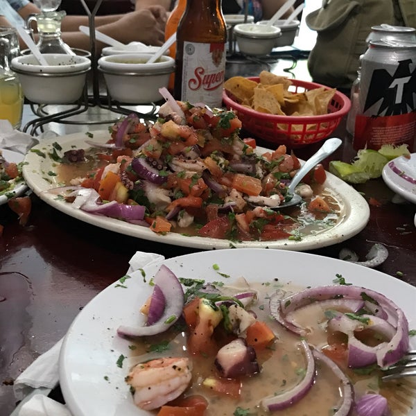 Foto diambil di Marisquería El Taco Loco oleh Ruxe O. pada 9/25/2016