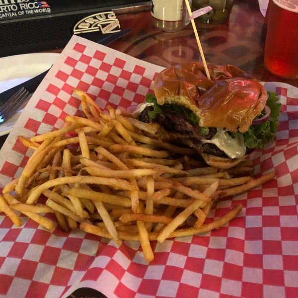 Снимок сделан в Burger &amp; Beer Joint пользователем Ruxe O. 3/17/2019