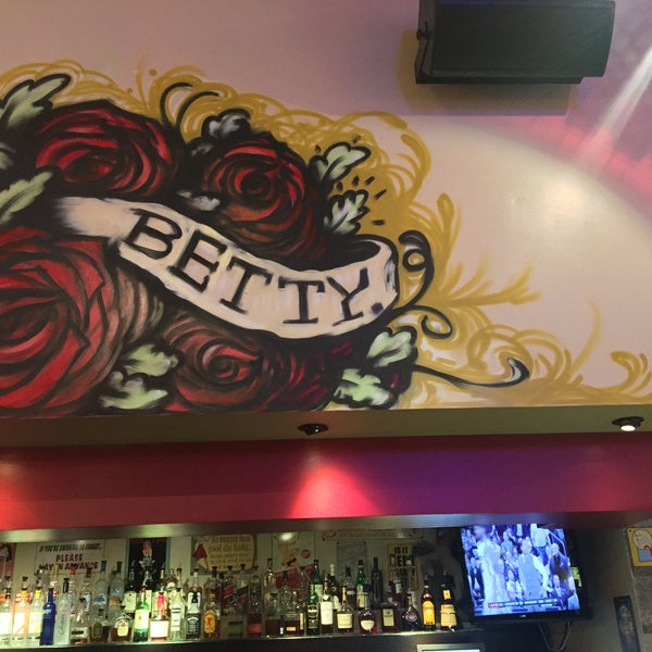 รูปภาพถ่ายที่ Betty&#39;s Eat Inn โดย Alfredo Z. เมื่อ 3/21/2015