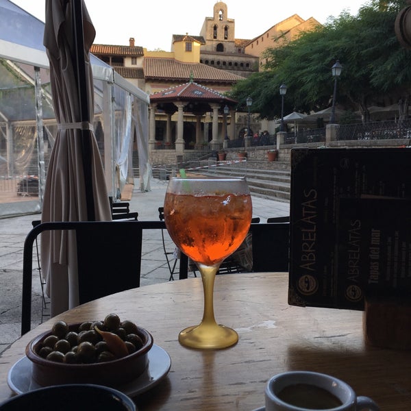 Cozy environment and nice staff. Definitely recommended for a good coffee or a drink with a wonderful view of Poble Espanol.