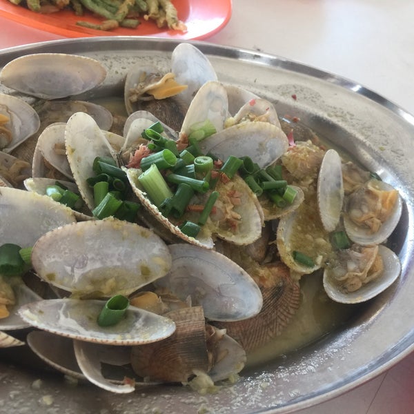 4/29/2018에 Christina C.님이 Look Yuen Restaurant (樂園飯店)에서 찍은 사진
