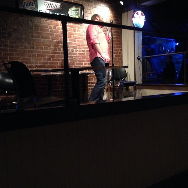 Foto tirada no(a) Goodnight&#39;s Comedy Club &amp; Restaurant por D .. em 2/19/2014