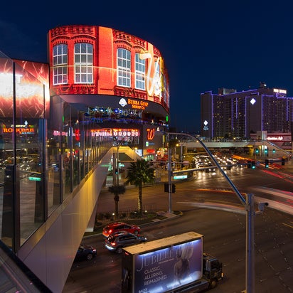 2/24/2015 tarihinde Edan B.ziyaretçi tarafından Vegas Ink'de çekilen fotoğraf