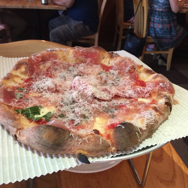 6/14/2015 tarihinde Roy M.ziyaretçi tarafından Howie&#39;s Artisan Pizza'de çekilen fotoğraf