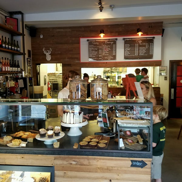 10/7/2016에 Bach M.님이 Red Dessert Dive &amp; Coffee Shop에서 찍은 사진