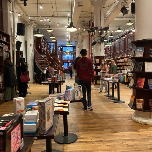 3/19/2022 tarihinde Danni Z.ziyaretçi tarafından Housing Works Bookstore Cafe'de çekilen fotoğraf