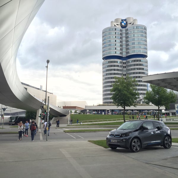 รูปภาพถ่ายที่ BMW-Hochhaus (Vierzylinder) โดย まよ เมื่อ 7/17/2016