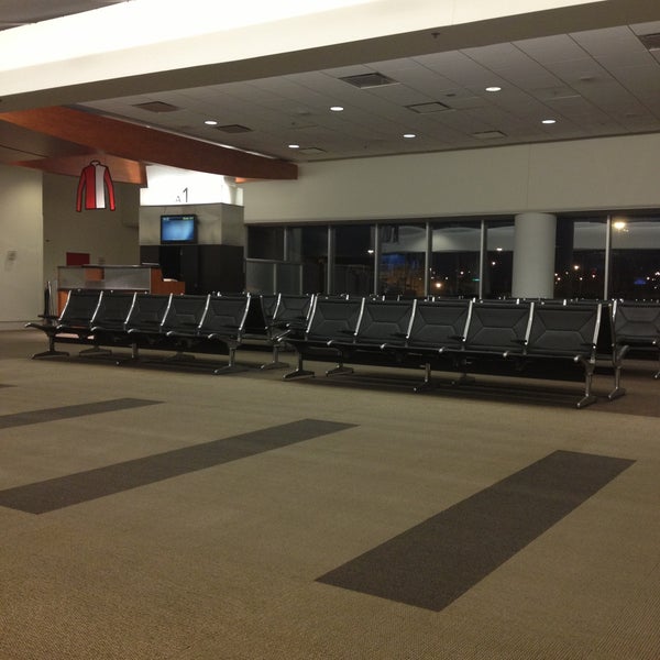 Foto tirada no(a) Louisville Muhammad Ali International Airport (SDF) por Chris T. em 4/25/2013