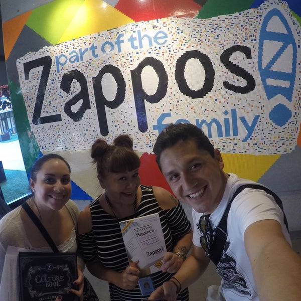 Foto tirada no(a) Zappos.com por Cristian S. em 9/16/2016