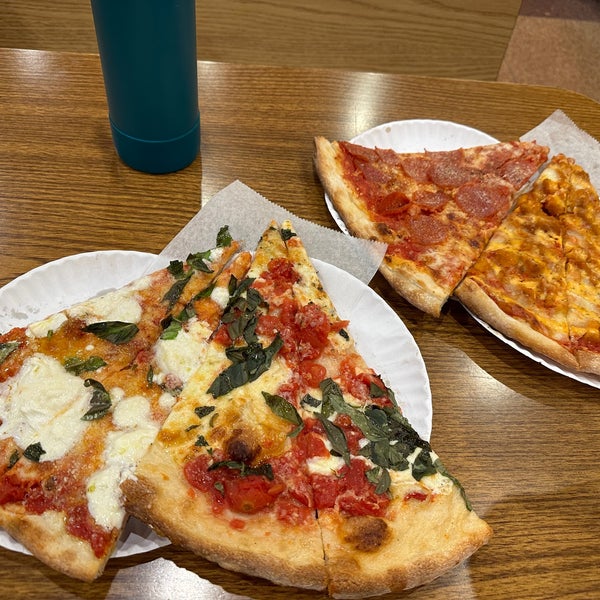 Foto scattata a New York Pizza Suprema da Elaheh M. il 10/4/2023
